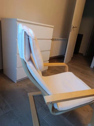 Silla de madera y tela color blanco