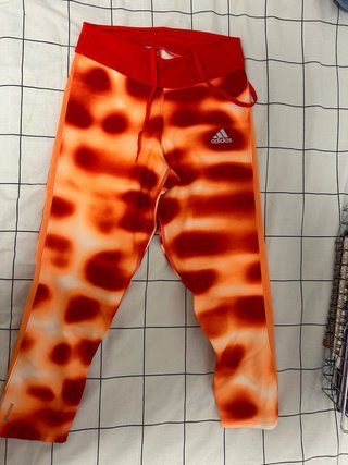 Mallas Adidas pirata estampado naranja y rojo