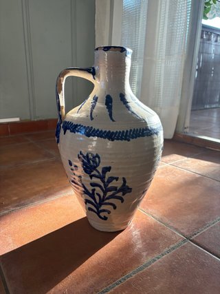 Jarrón de cerámica azul y blanco