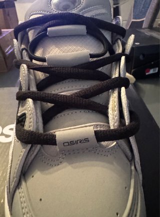 Zapatillas Osiris grises y blancas
