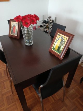 Mueble de salón moderno, mesas, sillas y lámpara.