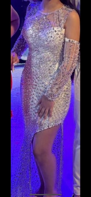 Vestido de fiesta plateado y blanco