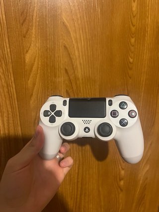 PS4 Slim 1TB + 2 mandos
