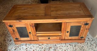 Mueble de madera con puertas de cristal
