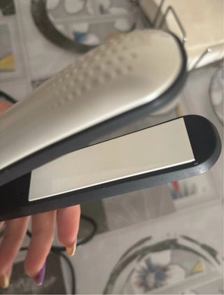 Plancha de pelo blanca y negra