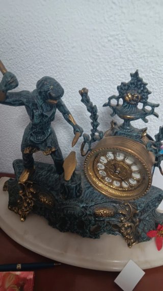 Reloj de mesa antiguo con figura