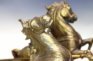 Escultura en bronce, Gladiador, guerrero romano en viga. Carro tirado por dos caballos.