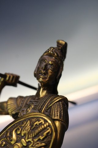 Escultura en bronce, Gladiador, guerrero romano en viga. Carro tirado por dos caballos.