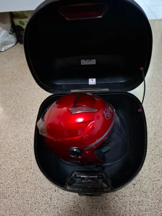 Baúl Givi Moto Negro y Rojo