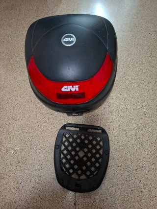 Baúl Givi Moto Negro y Rojo