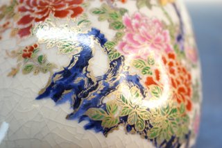 21. Jarrón de porcelana con esmalte craquelado de Japón. Pintado a mano.