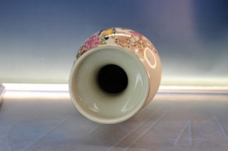 21. Jarrón de porcelana con esmalte craquelado de Japón. Pintado a mano.