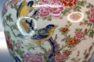 21. Jarrón de porcelana con esmalte craquelado de Japón. Pintado a mano.