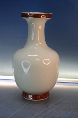 21. Jarrón de porcelana con esmalte craquelado de Japón. Pintado a mano.