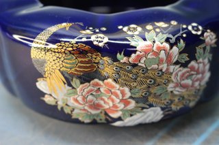 24. Cenicero, cuenco de porcelana azul cobalto de Japón. Pintado a mano.