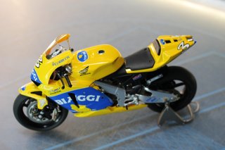 07. Maqueta Moto GP: Honda RC211V. Max Biaggi 2004. 1:12.