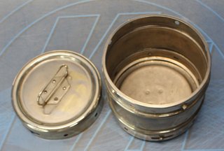 “Bombo”: Esterilizador médico vintage, autoclave portátil o tambor de esterilización.