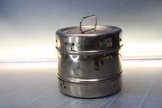 “Bombo”: Esterilizador médico vintage, autoclave portátil o tambor de esterilización.