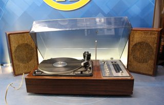 Tocadiscos vintage Bettor Ami 10-S Dual 1010-S. Con radio. Años 70-80.