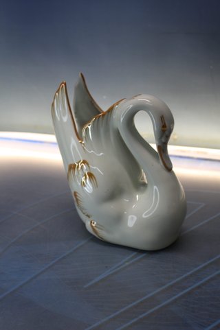11. Porcelana Sanbo: Jarrón en forma de cisne.