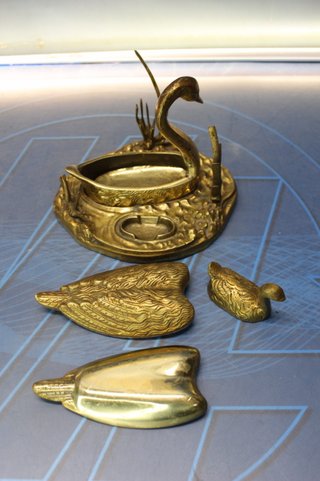 Cenicero de bronce años 60, de S. Agudo. Cisne entre juncos.