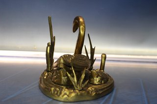 Cenicero de bronce años 60, de S. Agudo. Cisne entre juncos.