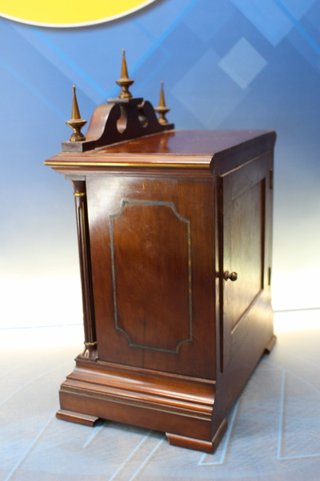 Antiguo reloj de sobremesa Seth Thomas. Con péndulo y llave.