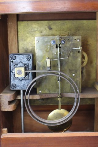 Antiguo reloj de sobremesa Seth Thomas. Con péndulo y llave.