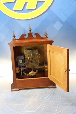 Antiguo reloj de sobremesa Seth Thomas. Con péndulo y llave.