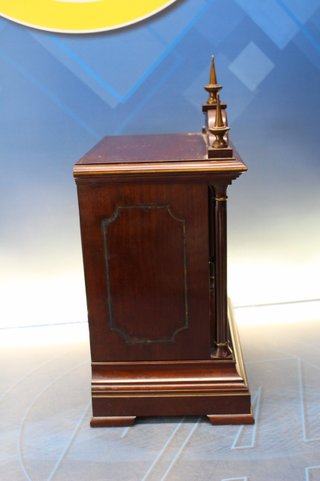 Antiguo reloj de sobremesa Seth Thomas. Con péndulo y llave.
