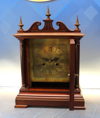 Antiguo reloj de sobremesa Seth Thomas. Con péndulo y llave.