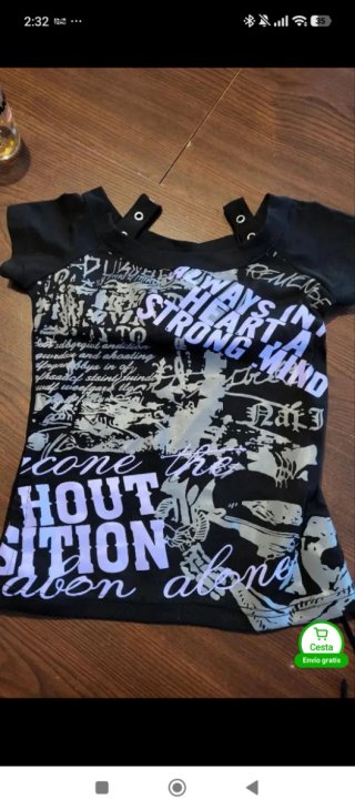 Camiseta punk negra y morada