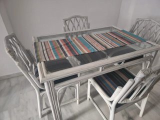 Mesa y 4 sillas