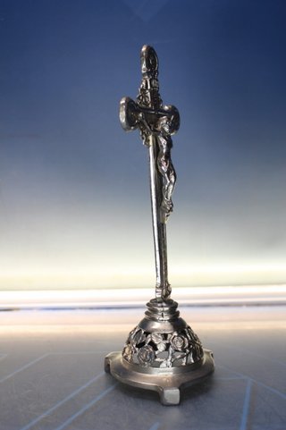 Crucifijo lobulado de mesa, de devoción particular. Rosas y espinas.