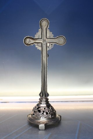 Crucifijo lobulado de mesa, de devoción particular. Rosas y espinas.