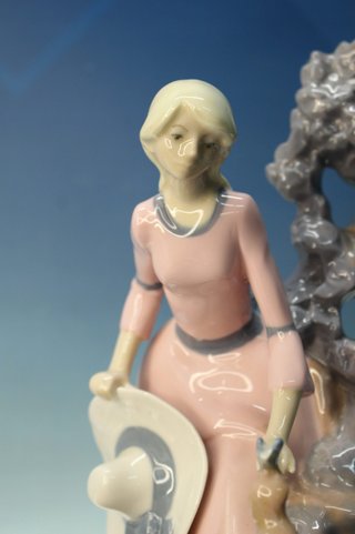 Figura muchacha porcelana Rex, Valencia. Hecha a mano.