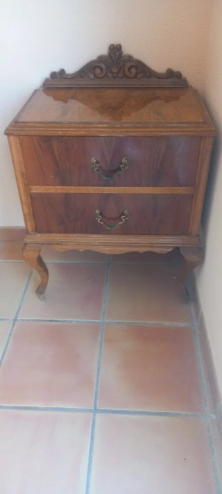 Mesita de noche de madera