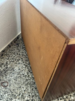 Cajonera de madera con detalles metálicos