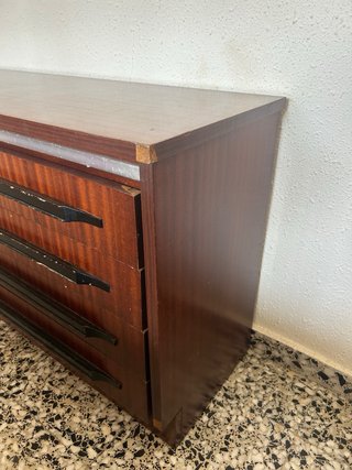 Cajonera de madera con detalles metálicos