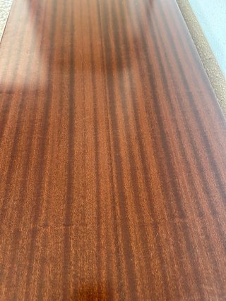 Cajonera de madera con detalles metálicos
