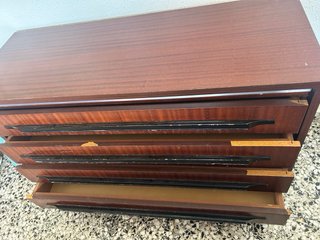 Cajonera de madera con detalles metálicos