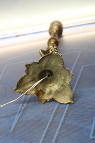 Lámpara de mesa querubín en bronce o latón. Años 50.