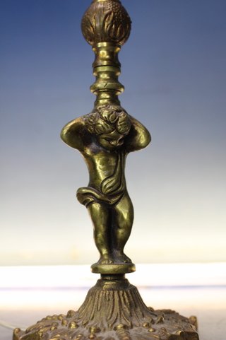 Lámpara de mesa querubín en bronce o latón. Años 50.