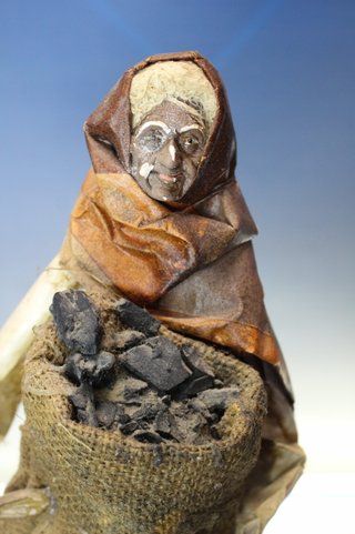 Anciana llevando carbón. Escultura, figura de papel maché y estuco. Vintage. Hecha en México.