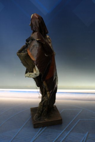 Anciana llevando carbón. Escultura, figura de papel maché y estuco. Vintage. Hecha en México.