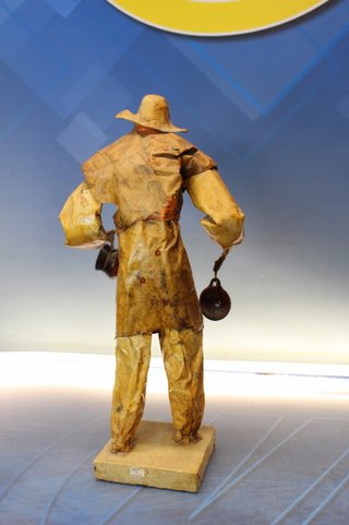 Quincallero. Escultura, figura de papel maché y estuco. Vintage. Hecha en México.