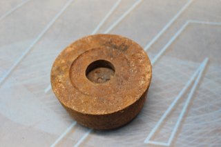 Antigua pesa circular, peso de hierro fundido, 2 k.