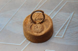 Antigua pesa circular, peso de hierro fundido, 2 k.