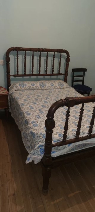 5 camas de madera con somieres