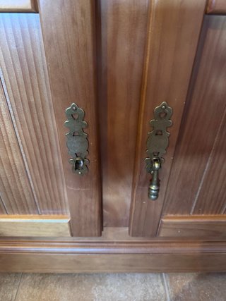 Cómoda de madera con 3 cajones y 2 puertas